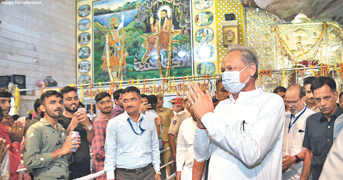 CM offers prayers at Ramdevji Temple for State’s prosperity